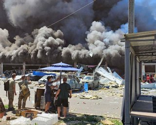 Росіяни ударили по супермаркету в Костянтинівці на Донбасі: що відомо (фото)