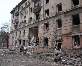 Глава МИДа Греции хочет отправиться с гуманитарной миссией в Мариуполь