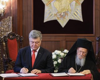 Порошенко и Варфоломей подписали соглашение о сотрудничестве