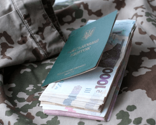 Дополнительные 5 000 гривен к пенсии: кому пересчитают выплаты с 1 марта