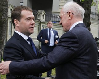 Сегодня главы правительств России и Украины проведут встречу "с глазу на глаз" в Сочи