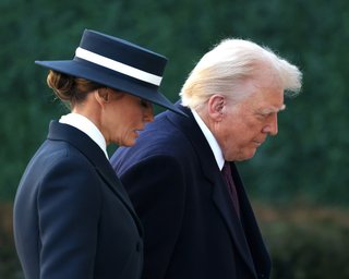 Вся в темном и очень серьезная: Мелания Трамп приехала на мессу перед инаугурацией (видео)