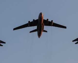 Как самолеты летели на парад в Киев: видео из кабины пилота