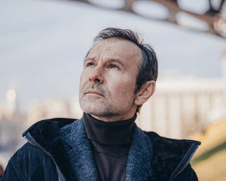"До зустрічі на набережній Ялти": Вакарчук заспівав на Антонівському мосту в Херсоні