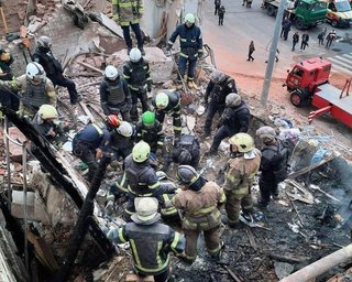 "Ребенок в комнате завален": появились кадры первых минуты после удара РФ по Харькову (видео)