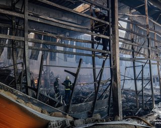 Крики поранених та сирени: патрульні Харкова опублікували перші кадри після удару РФ по "Епіцентру"