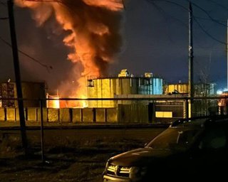Дроны ударили по Энгельсу: местная нефтебаза в огне, — соцсети (видео)