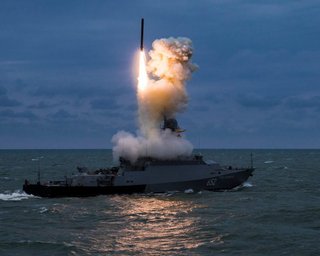 Не изменят стратегический баланс: эксперты указали на уязвимости ракет "Орешник" и "Калибр"
