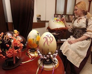 Фотогалерея: В Симферополе к Пасхе изготовили необыкновенные яйца