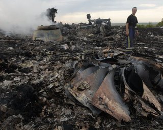 Террористы взрывают и обстреливают место катастрофы Боинга