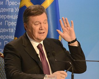 Крымчане поздравили Януковича, стоя в многокилометровых пробках