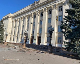 6 людей отримали поранення внаслідок обстрілу центру Херсона із РСЗВ, — Офіс генпрокурора
