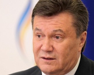 Янукович подпишет закон о красных флагах в День Победы