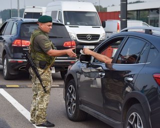 Украинцы выезжали за границу с подписью императора Александра III: чиновники винят систему "Шлях"