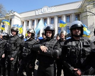 Сторонников Партии регионов под Радой охраняет милиция