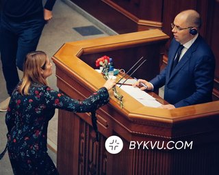Степанову в Раді вручили дві гвоздики з похорону померлого від коронавірусу (відео)