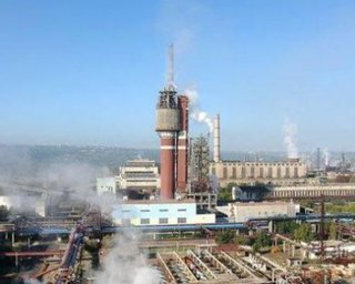 Войска РФ обстреливают завод "Азот", где укрываются около 500 жителей Северодонецка