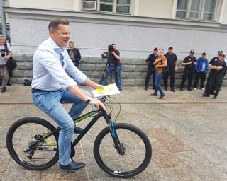 Ляшко приехал к Зеленскому на велосипеде и попытался вести стрим (обновлено)