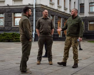 Офис президента планировал перестановки в военном руководстве, но пока передумал, — СМИ