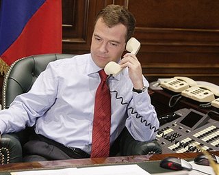 Медведев еще раз пригласил Януковича на встречу в Москву
