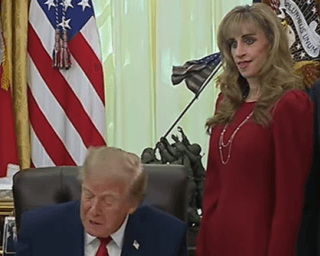 Жінка у червоному біля Трампа налякала мережу: що про неї відомо (фото)