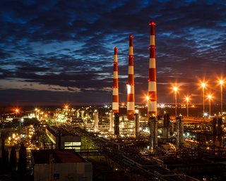 Дроны атаковали крупный газоперерабатывающий завод в Оренбурге: вспыхнул пожар (видео)