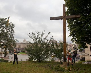 Янукович назвал акцию Femen по спиливанию креста варварством