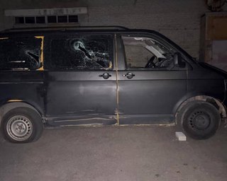 Разбили бус и избили военнослужащих: в Луцке 30 человек напали на ТЦК (видео)