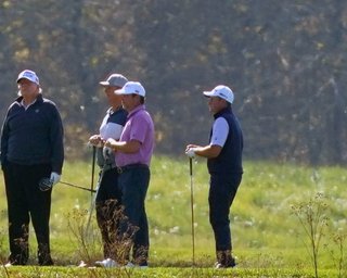 Обед по расписанию. Трамп поехал играть в гольф, незадолго до объявления победы Байдена (видео)