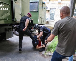 Под судом, где Стерненко избирают меру пресечения – потасовки. Есть задержанные
