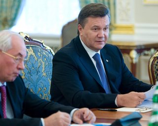 Две трети украинцев не поддерживают Януковича и Азарова, - опрос