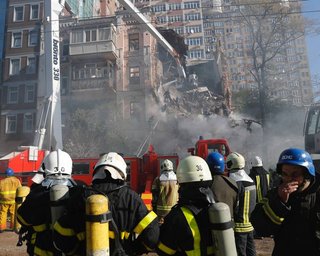 Восстановлению не подлежит: людей из разрушенного дома в Киеве расселят по отелям (видео)
