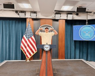 "Приїхали, а тут якась атака": Усик показав кадри евакуації з Пентагону (відео)