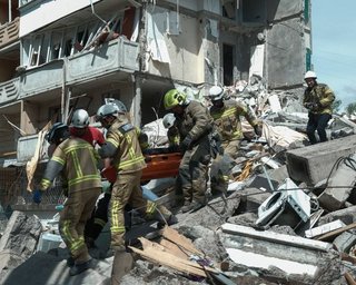 В дом в Киеве могла попасть российская ракета Х-101: количество погибших возросло, среди них дети