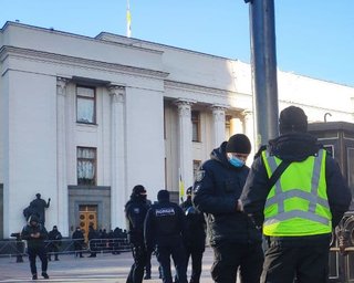 Под Верховной Радой митинг ФЛП: в парламенте будут рассматривать вопрос выплат 8 тыс. грн