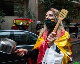 Кастрюльный бунт в Испании и митинг с дистанцией в ФРГ: в Европе протестуют против карантина