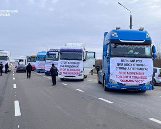 Украинские перевозчики начали "зеркальную блокаду": задерживают грузовики в Польшу (фото)