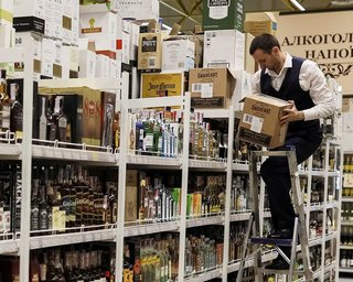 Цены на алкоголь и топливо вырастут: Зеленский подписал законопроект