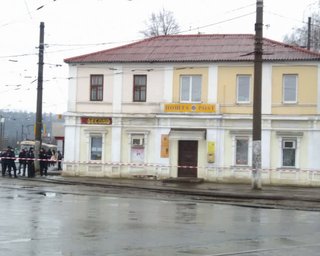 Появились фото и видео с места захвата заложников в отделении почты в Харькове