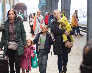 Отменят программы "40+" и "800+": Польша меняет систему помощи украинским беженцам