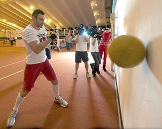 Виталий Кличко отменил бой, назначенный на июнь