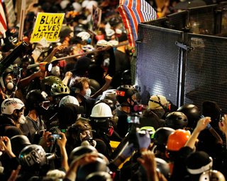 Трамп, введи войска. Как протесты в Портленде стали центром предвыборной борьбы в США
