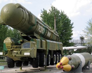 На какое оружие похож "Орешник", какая зона поражения и достанет ли Киев с Парижем (карта)
