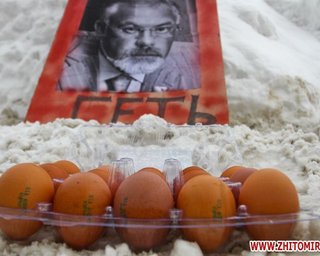 В Житомире националисты забросали яйцами портрет Табачника 