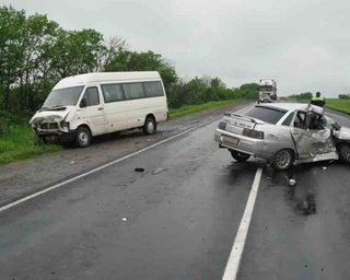 Под Луганском ВАЗ столкнулся с микроавтобусом