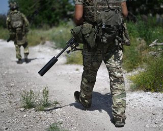 Штурмовики в шльопанцях без "броніків": в ЗСУ розповіли про нову тактику РФ на Донеччині (відео)