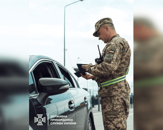 Постановление о выезде за границу до 22 лет: по новым правилам уже выехали первые мужчины