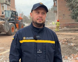 Мама закрыла ее телом, а он вытащил из-под обломков: в Прилуках 5-летняя Зоряна обняла своего спасителя (видео)