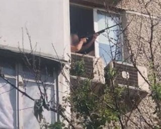 СМИ развенчали фейк о мужчине с ружьем, который "охотился на дроны-камикадзе с балкона"