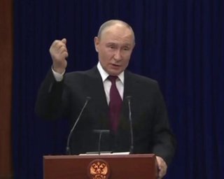 "Акули імперіалізму": Путін спробував пояснити свою вигадку про косаток і пригрозив надавати "по зубах" (відео)
